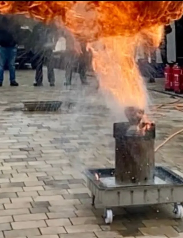 Löschübung mit offener Flamme bei der Brandschutzhelfer-Schulung