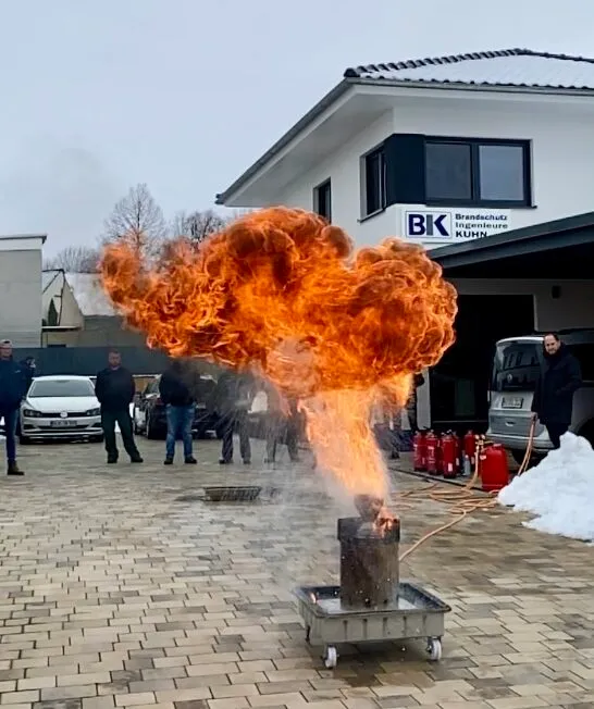 Feuerlöschtraining vor Ort – praktische Löschübung mit Flamme und Feuerlöscher