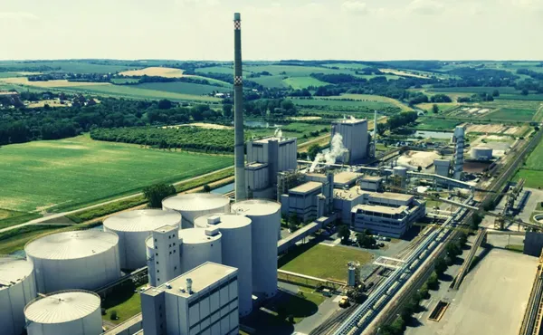 Luftaufnahme des Chemieparks Zeitz mit Tanklager und Schornstein